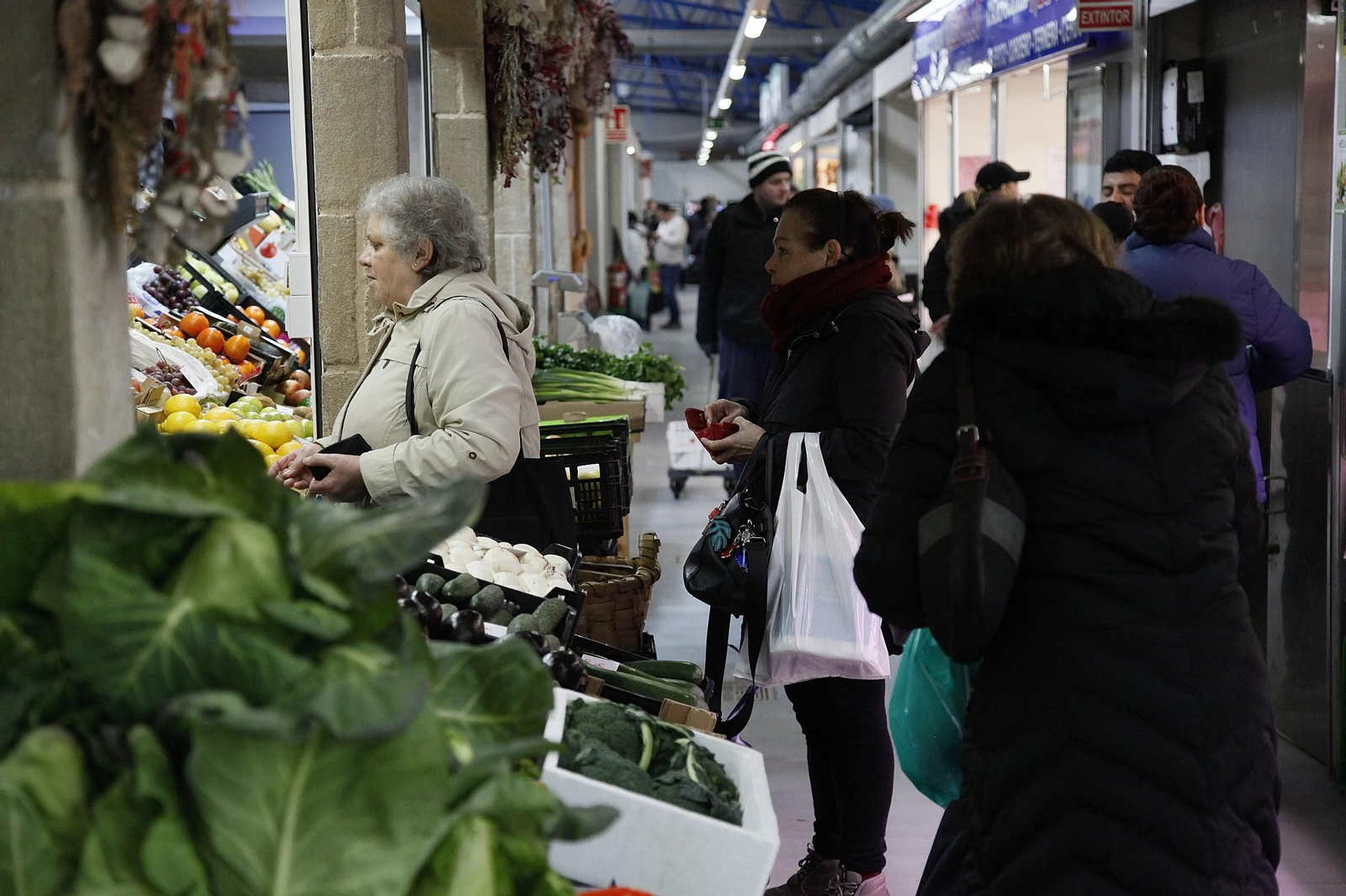 Clientes realizando sus compras en la Plaza de Abastos de Ourense.