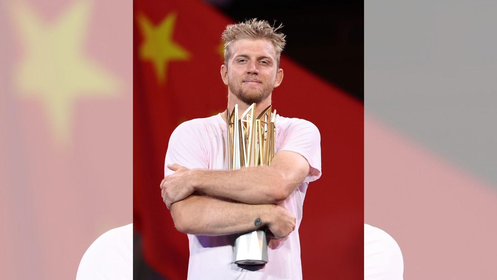 Alejandro Davidovic abraza el trofeo de campeón del Masters 1.000 de Shanghái.