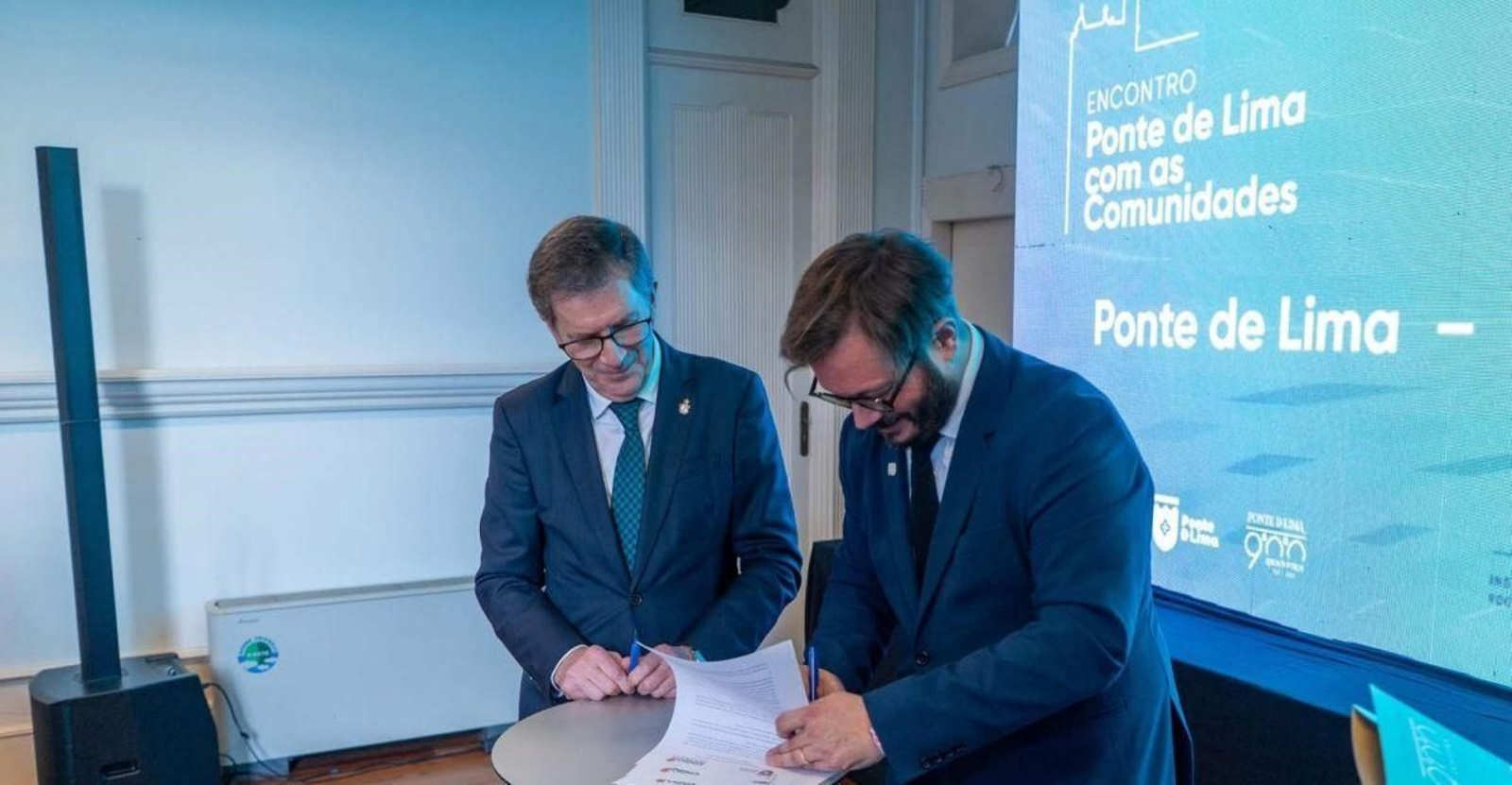 Carlos Gómez y Vasco Nuno Ferraz firmando el acuerdo de hermandad.