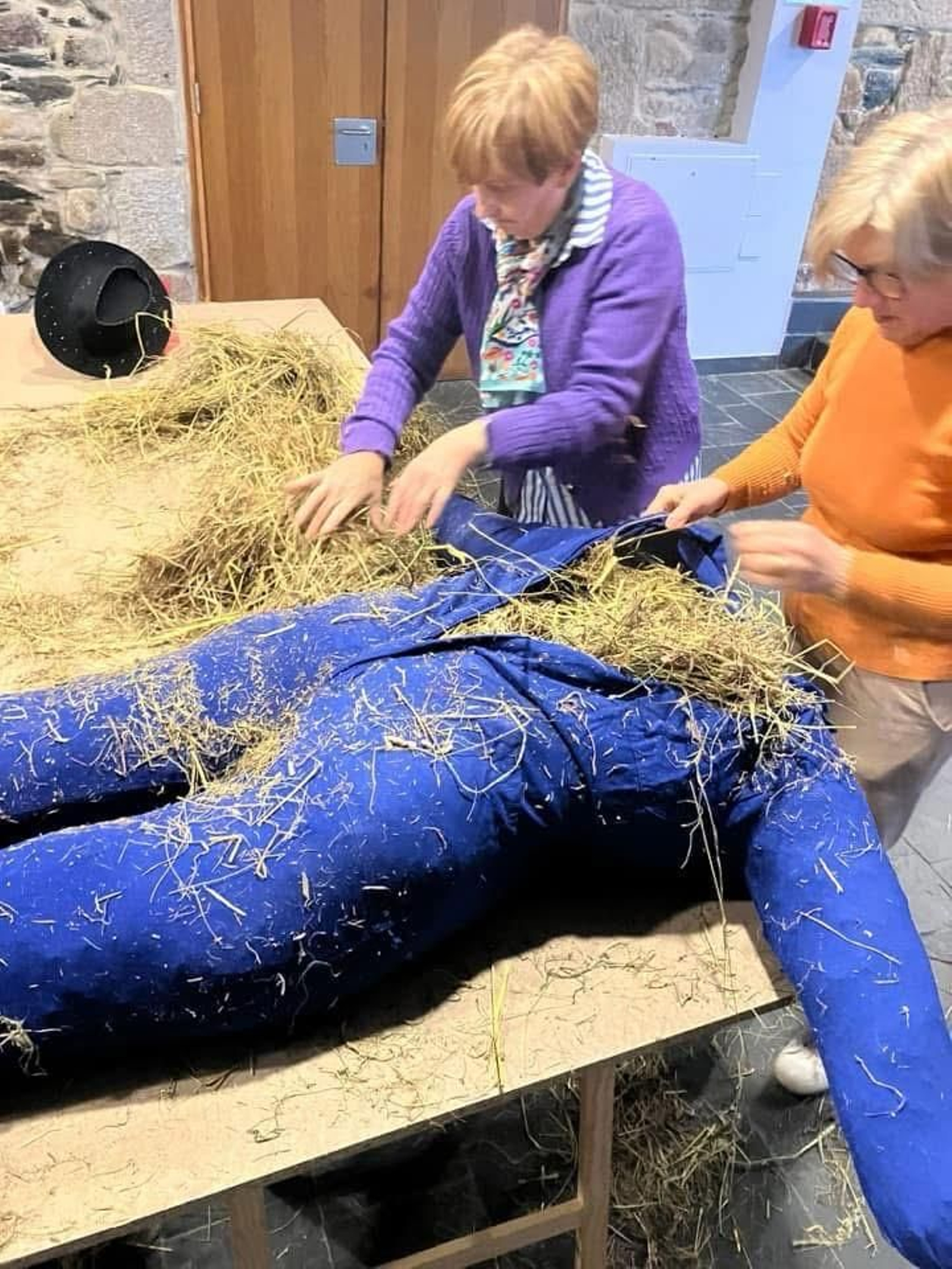 Galería |  A Gudiña crea de nuevo sus  figuras del Entroido