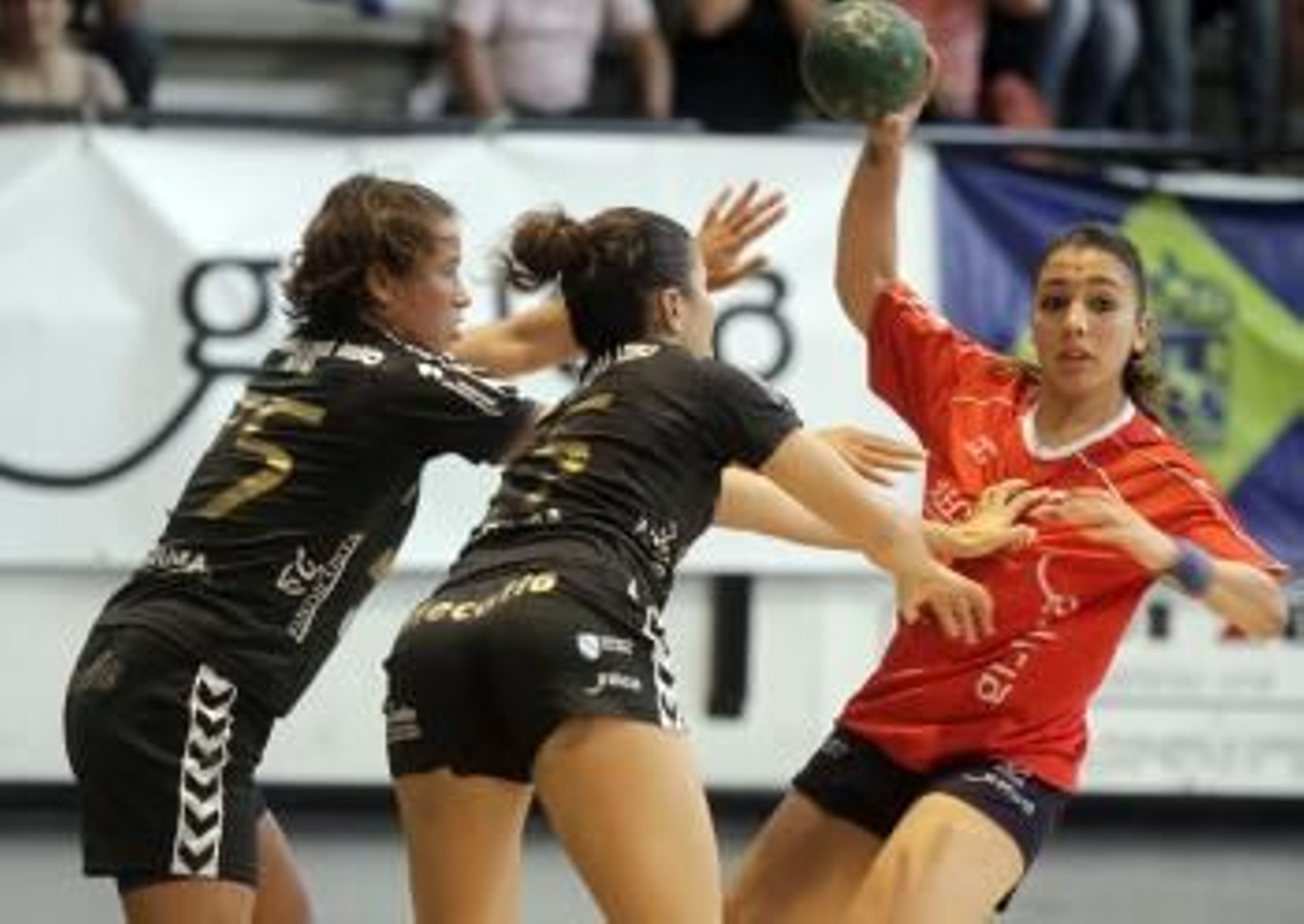 Estela Doiro (con el balón en el partido contra el Guardés) sufrió un accidente de tráfico el pasado viernes.