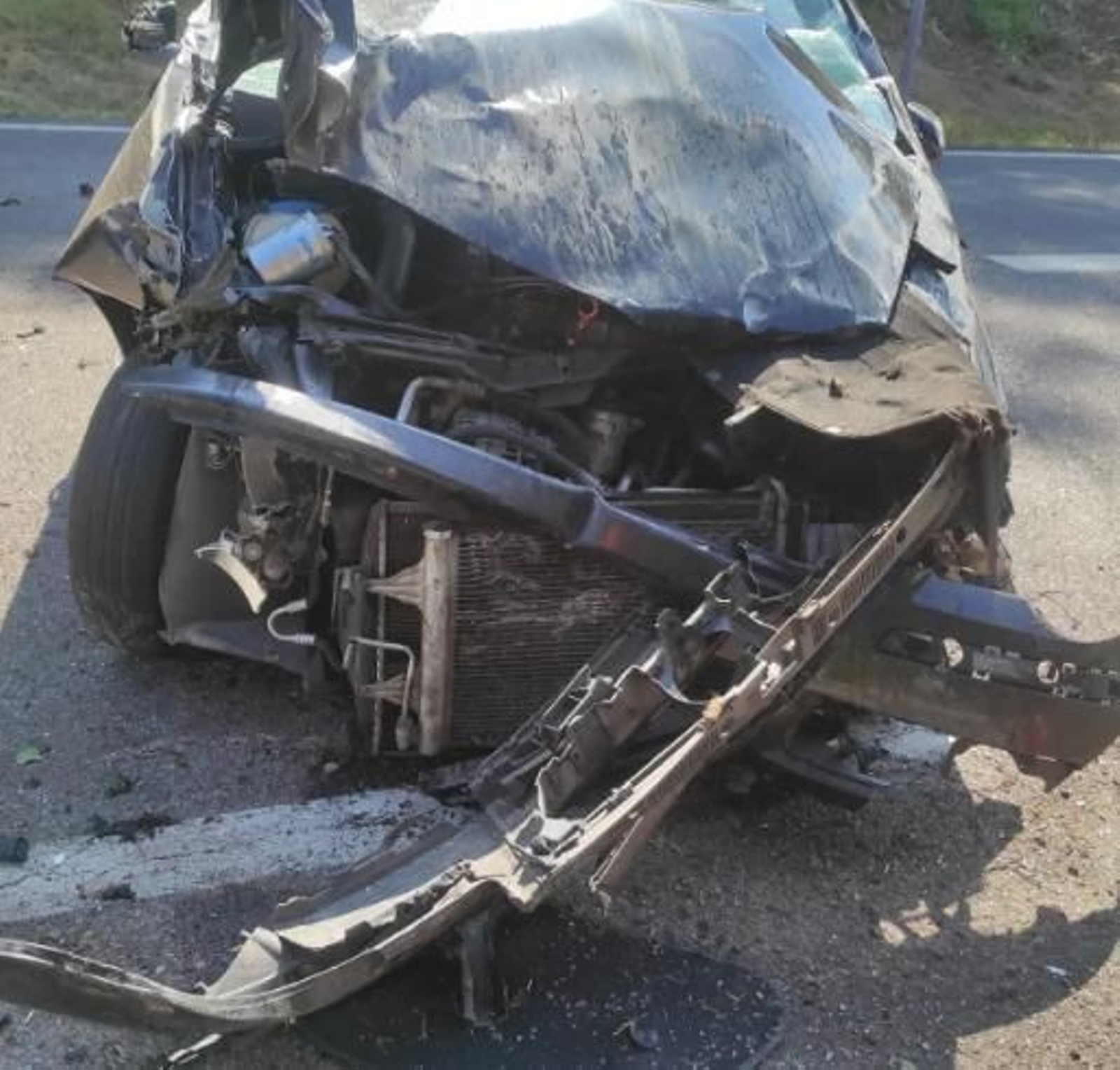Imagen del coche tras la salida de vía en Allariz.