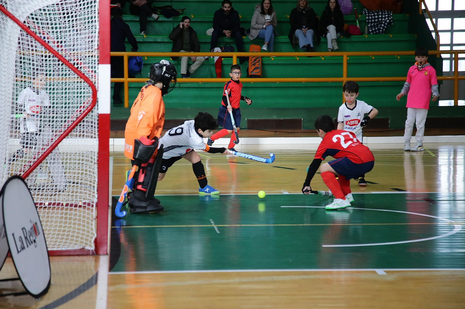 Galería | La cantera del hockey sala ourensano disfruta de una jornada de competición con +Deporte La Región