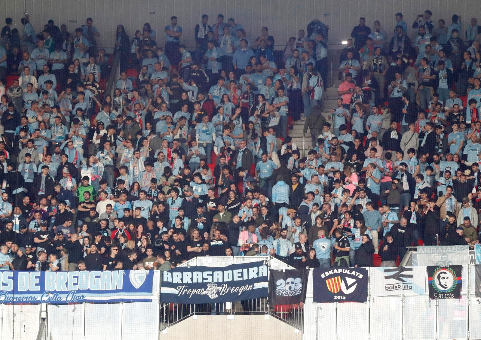 Aficionados celestes en el Groupama Stadium (1)