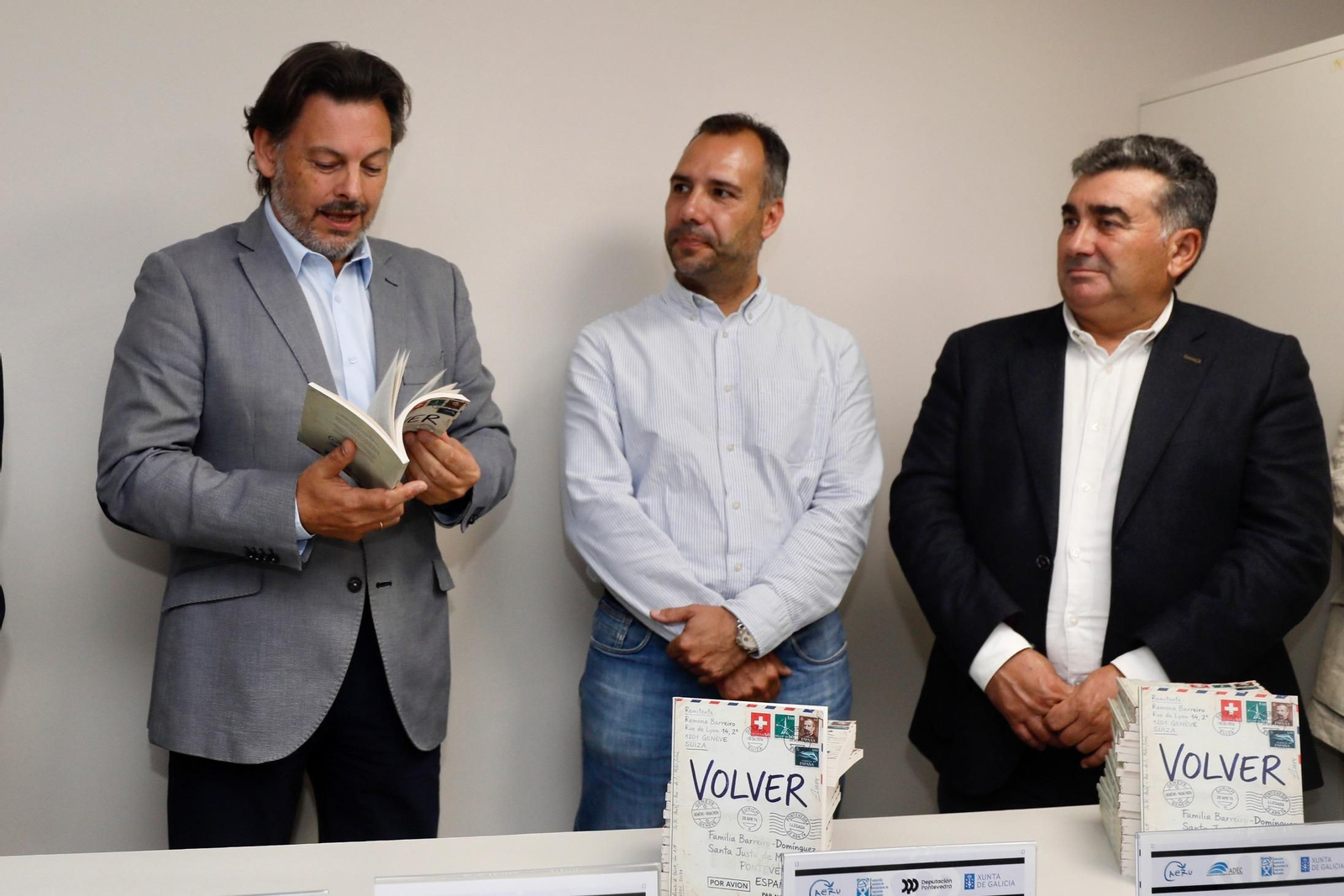 El secretario xeral de Emigración, Antonio Rodríguez Miranda, con emigrantes retornados