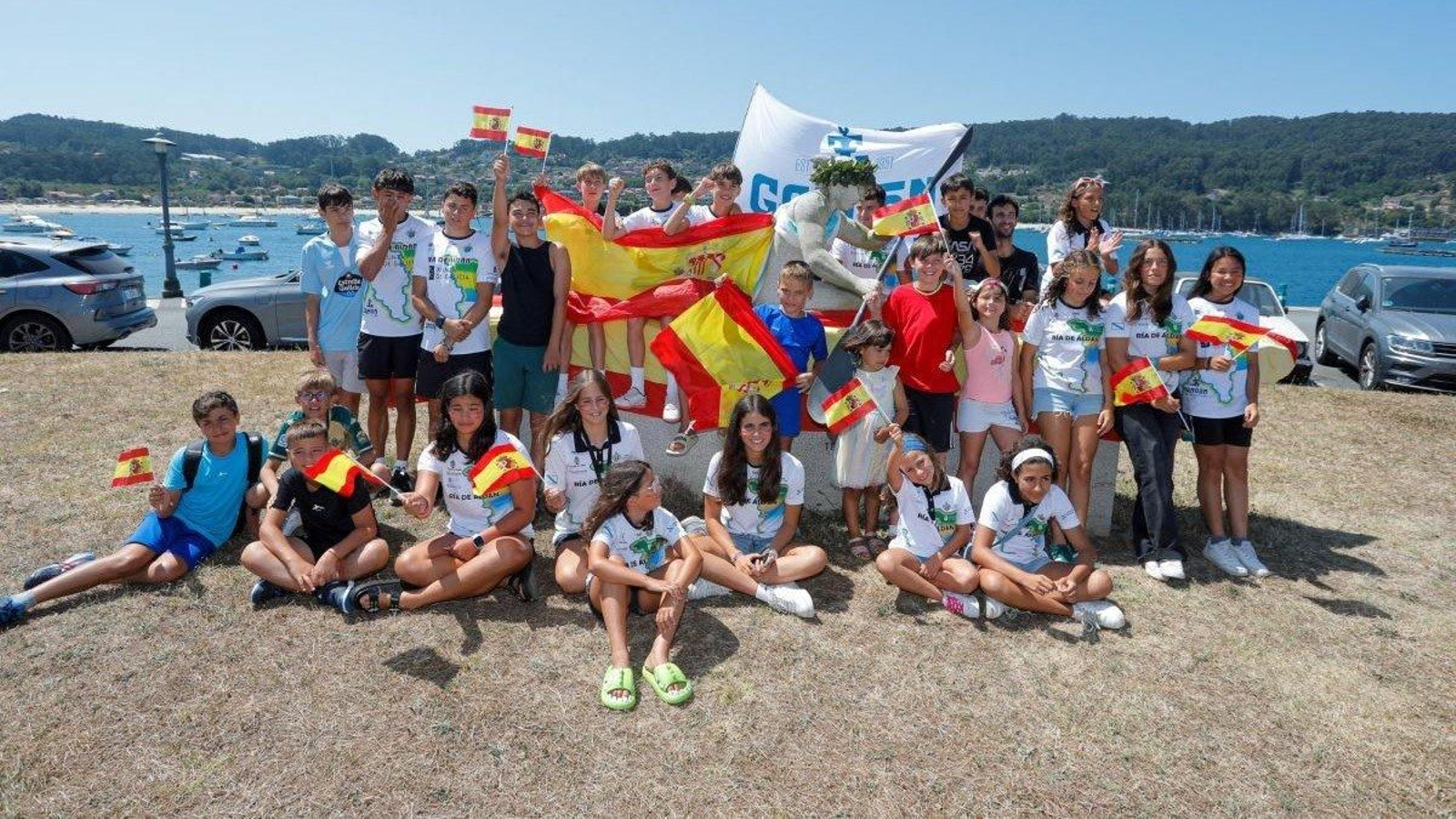 El día concluyó con la fotografía colectiva al lado de la estatua de Teresa Portela, que preside el puerto de Aldán.