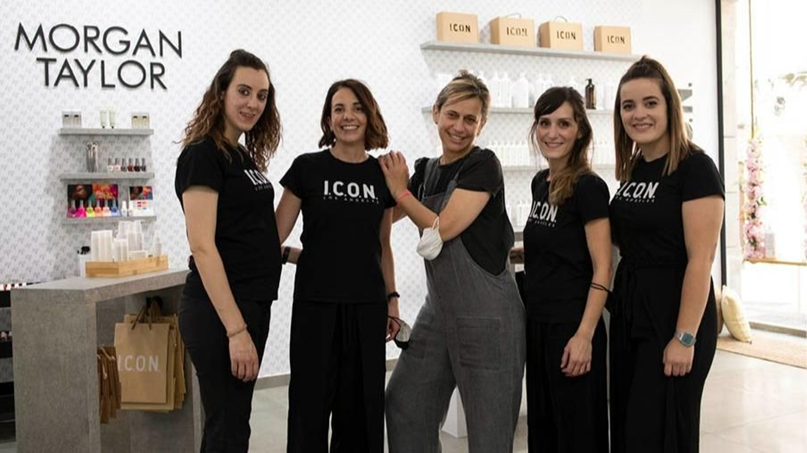 Alba Macía, Isabel Pérez, Paz Quintela, gerente del Salón, Noelia Sierra y Sandra Sequeiros (XESÚS FARIÑAS).