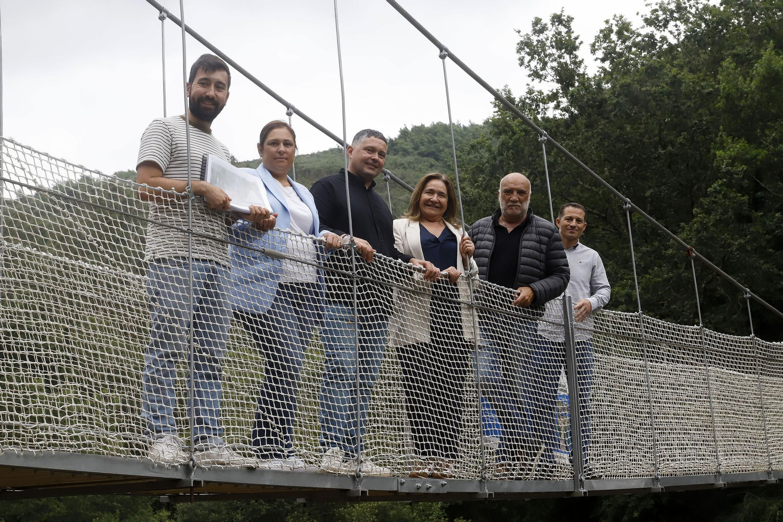 Representantes de la Xunta y el alcalde de Soutomaior, Manu Lourenzo, en el puente colgante sobre el verdugo