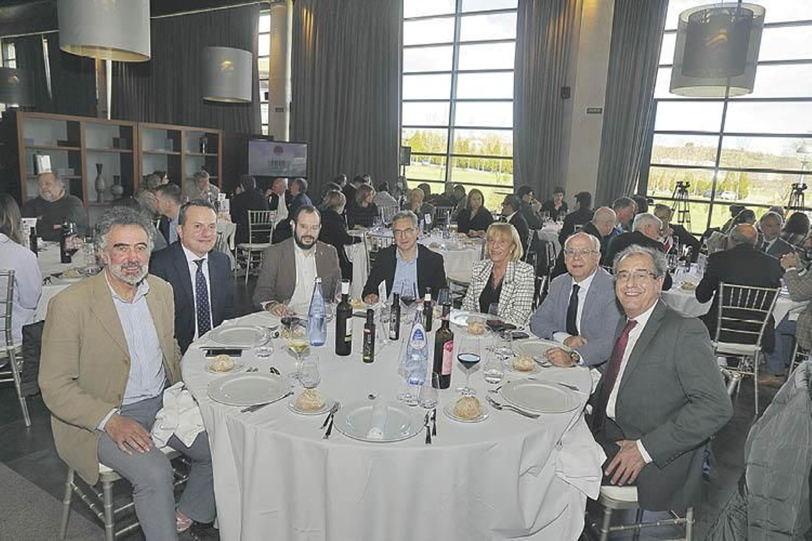 Xosé Mosquera, profesor de Derecho Constitucional; Carlos Barbosa, subdirector general de la Región; Manuel Cerdeira Lorenzo, alcalde de O Irixo; Luis Menor, alcalde de O Pereiro; Marisol Nóvoa, presidenta de la CEO; Julio Vila, vicedecano del Colegio de Economistas, y Arturo Estévez, abogado de ARL Abogados.