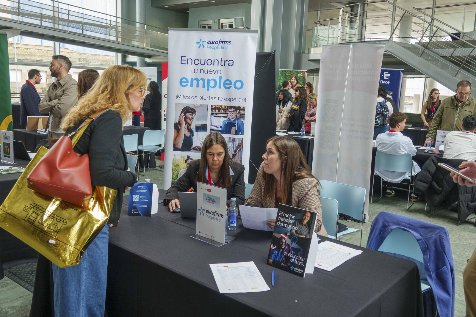 Uno de los stands de la feria de empleo en el Mar de Vigo.