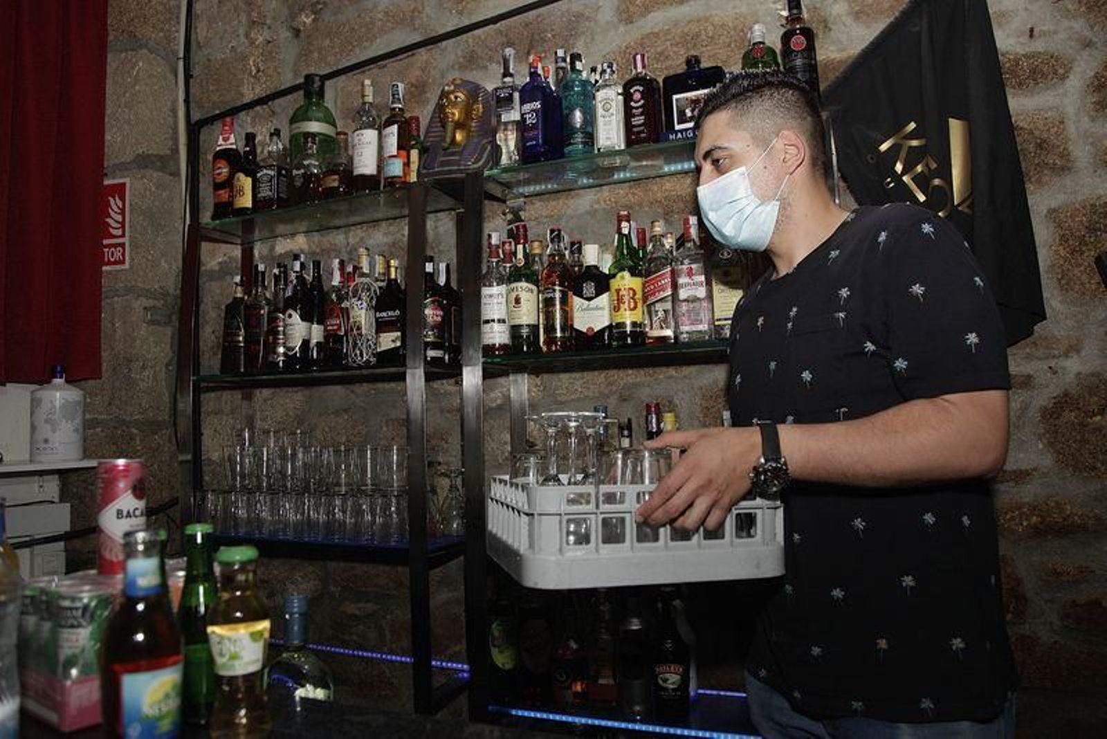 Un camarero ultima los preparativos en el pub Keops antes de la prueba piloto (MIGUEL ÁNGEL).