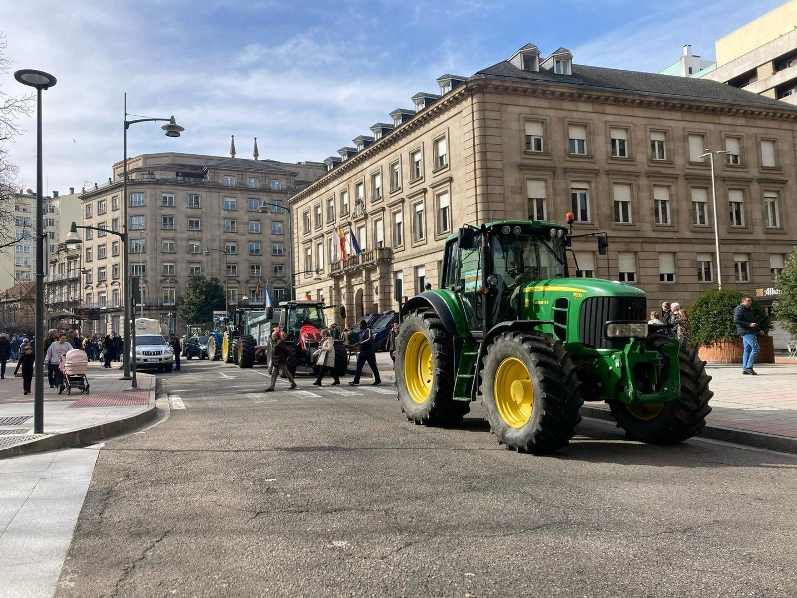 La tractorada vuelve a concentrarse frente a la Subdelegación del Gobierno, en Ourense capital.