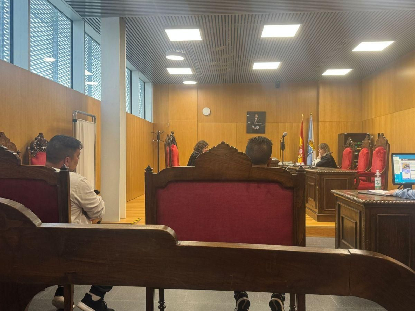 Padre e hijo ayer en el banquillo del Penal 1 de Ourense.