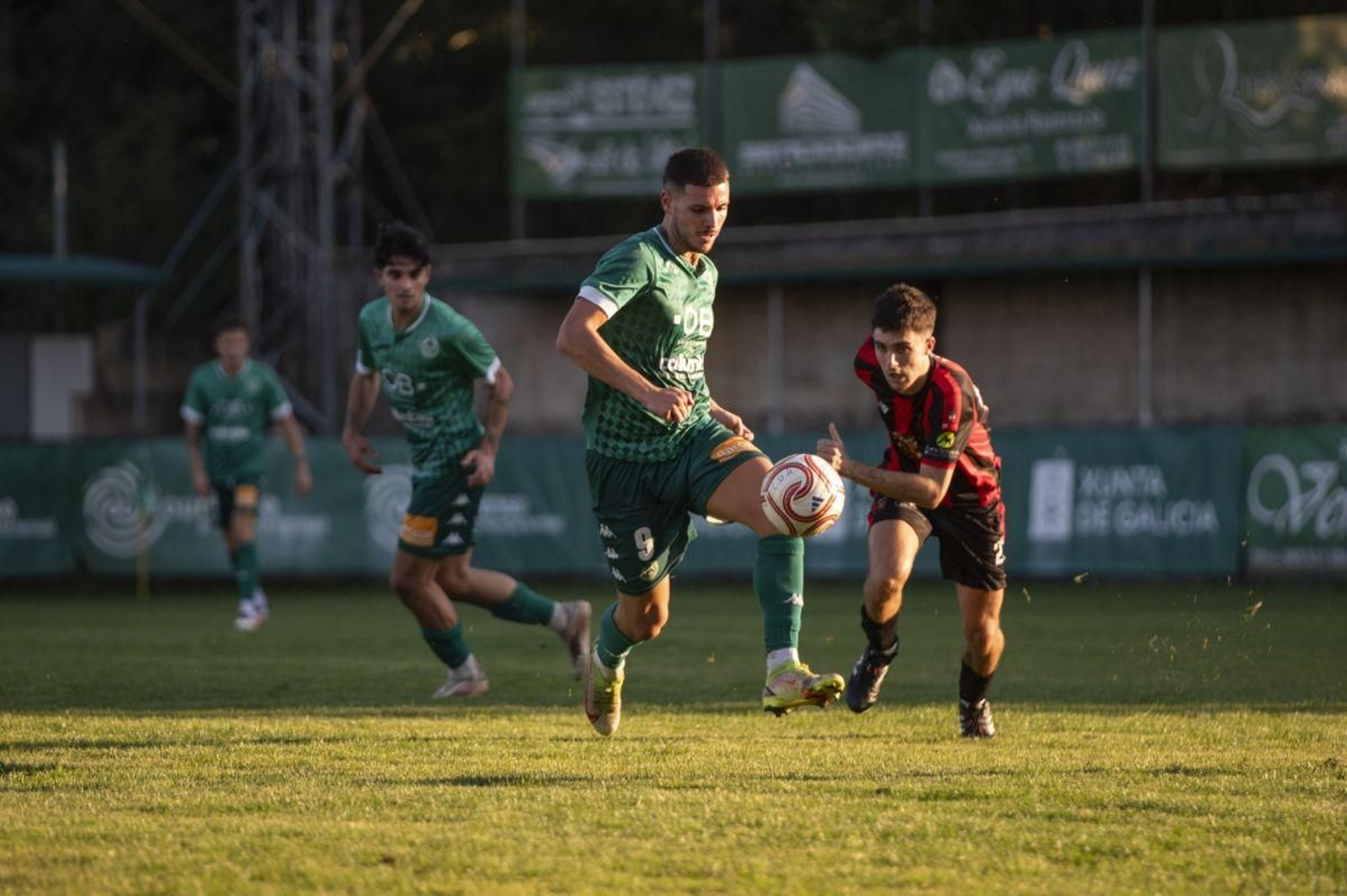 Gabi controla el balón.
