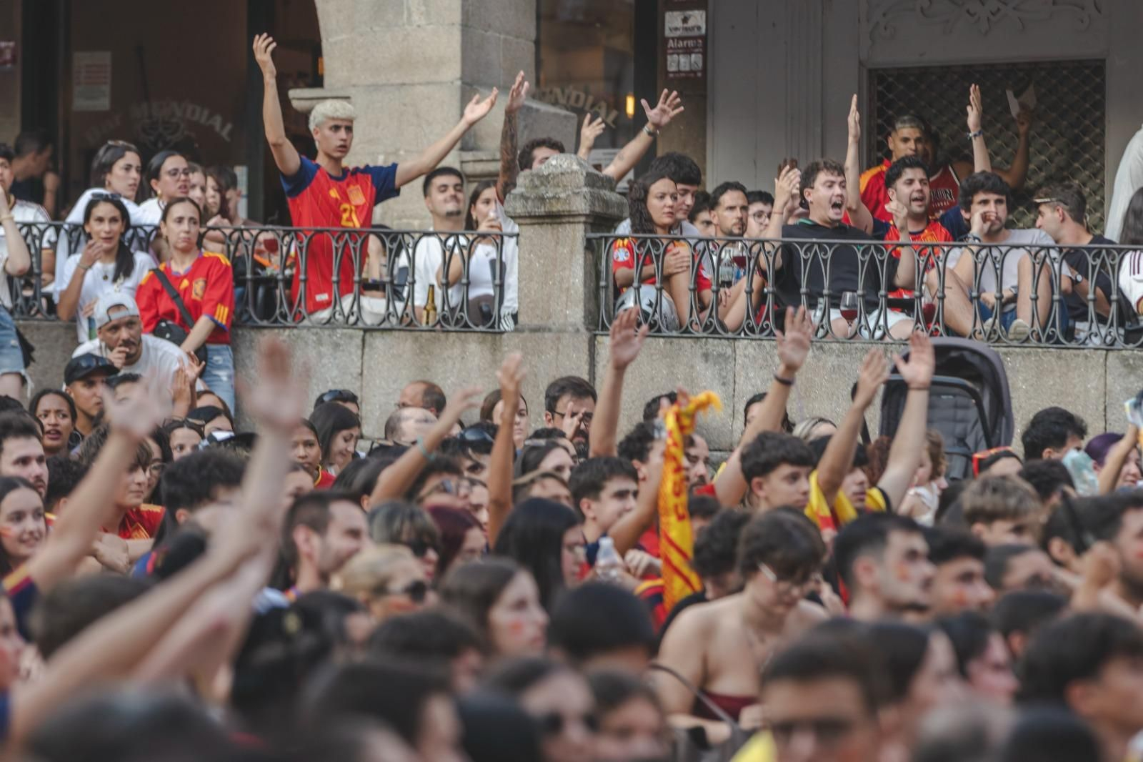Galería | Camisetas, banderas y las calles de Ourense llenas de emoción por ver a España jugar los cuartos de final, en fotos