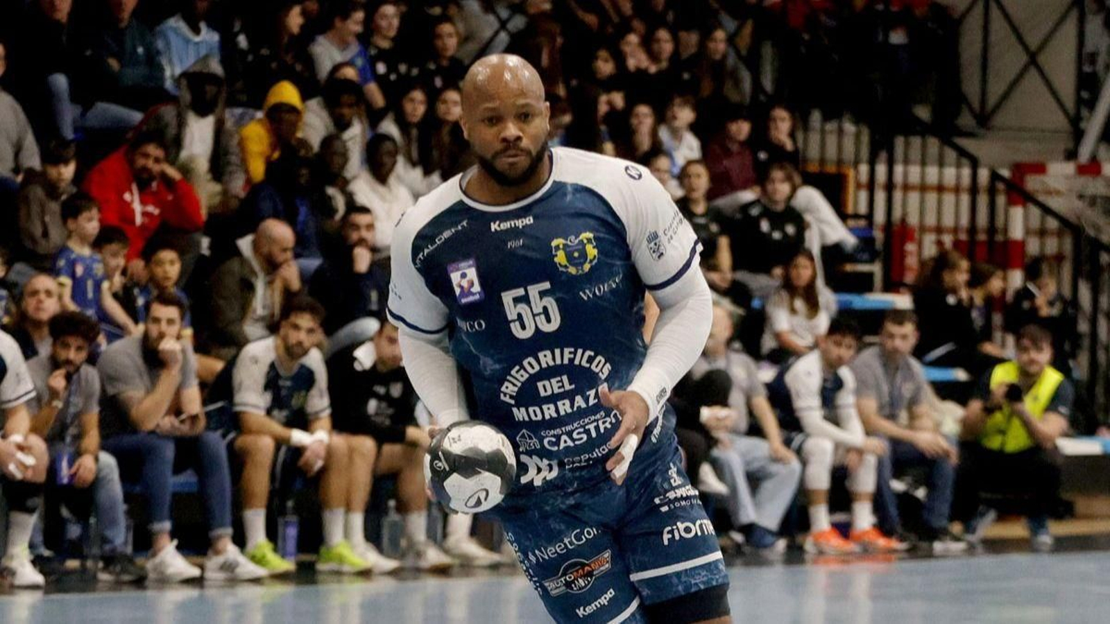 El Balonmán Cangas perdió ayer ante el Barça en el pabellón de O Gatañal.