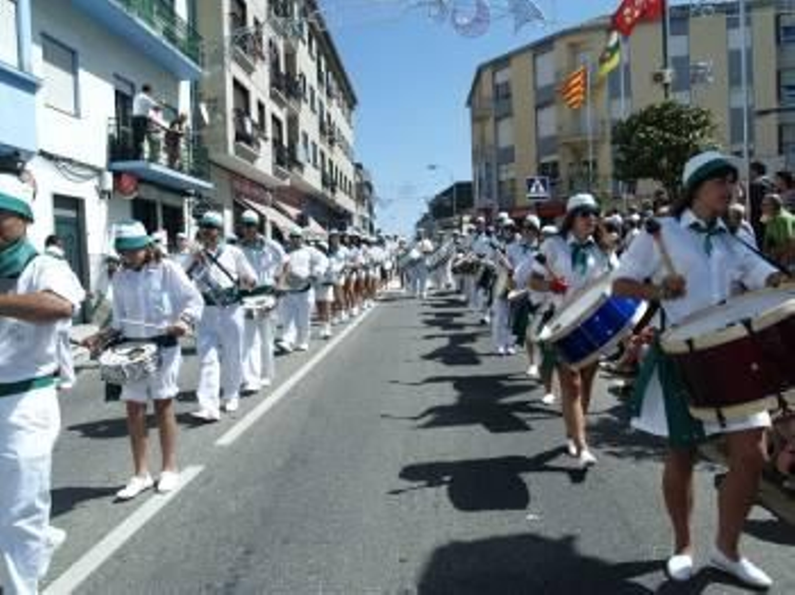 El desfile fue multicolor, dominado por el ritmo de las gaitas y la armonía de cajas y bombos. Arriba, unas pequeñas marineras.