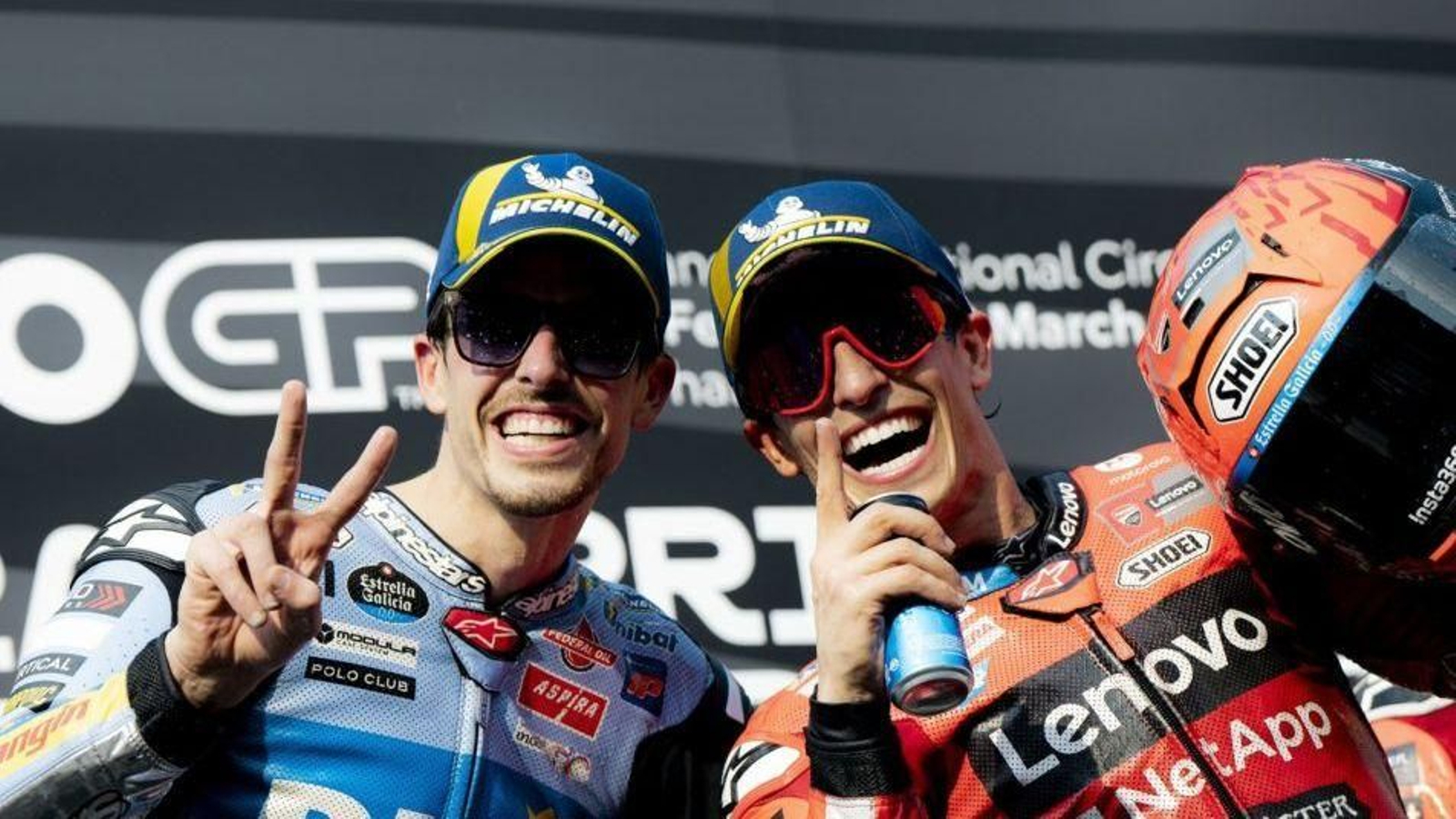 Álex y Marc Márquez celebran su doblete en el podio del Gran Premio de Tailandia de MotoGP.