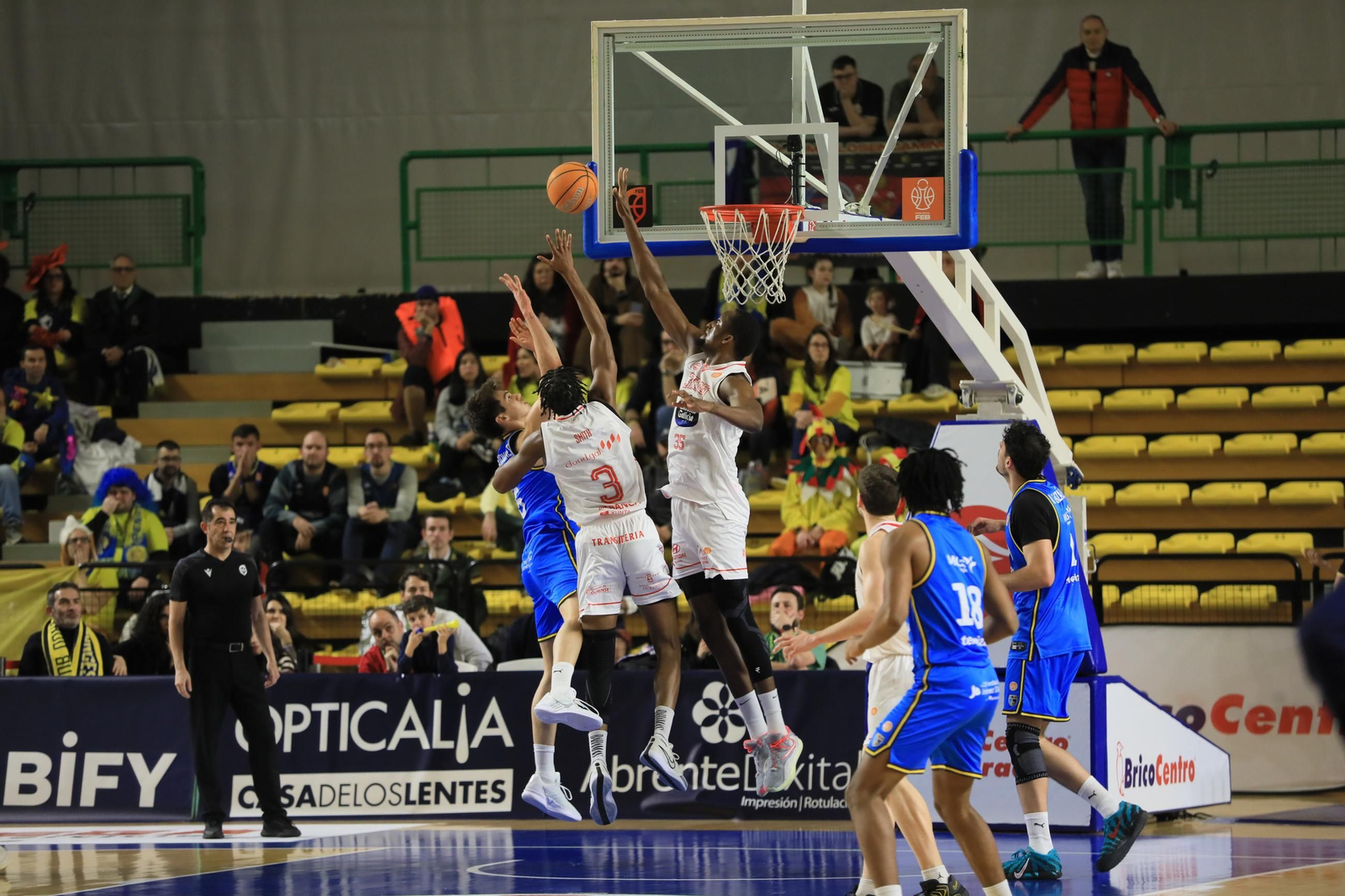 Galería | El Pazo disfruta de un sábado de baloncesto y Entroido