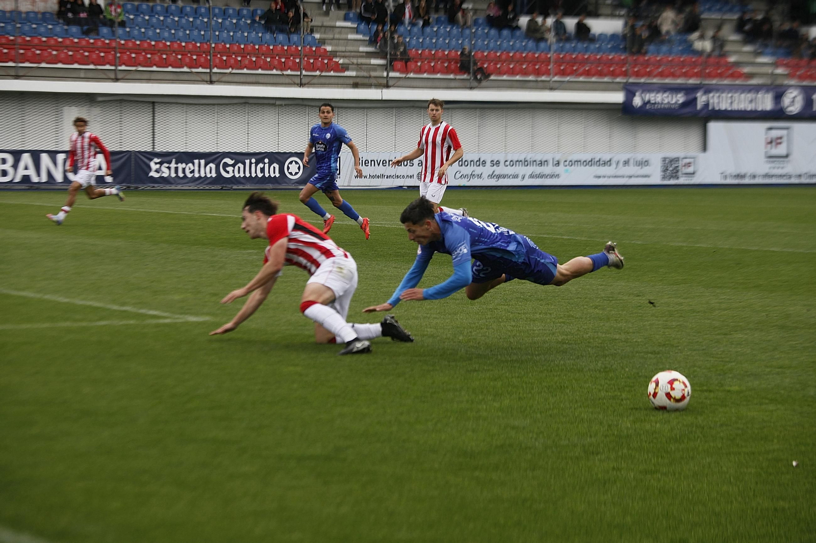 Galería | El Ourense CF sumó su primera derrota en el fortín de O Couto