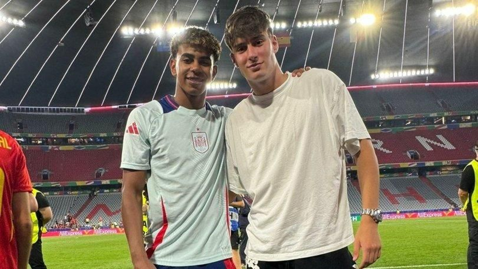 Lamine Yamal y el ourensano Javi Fernández.