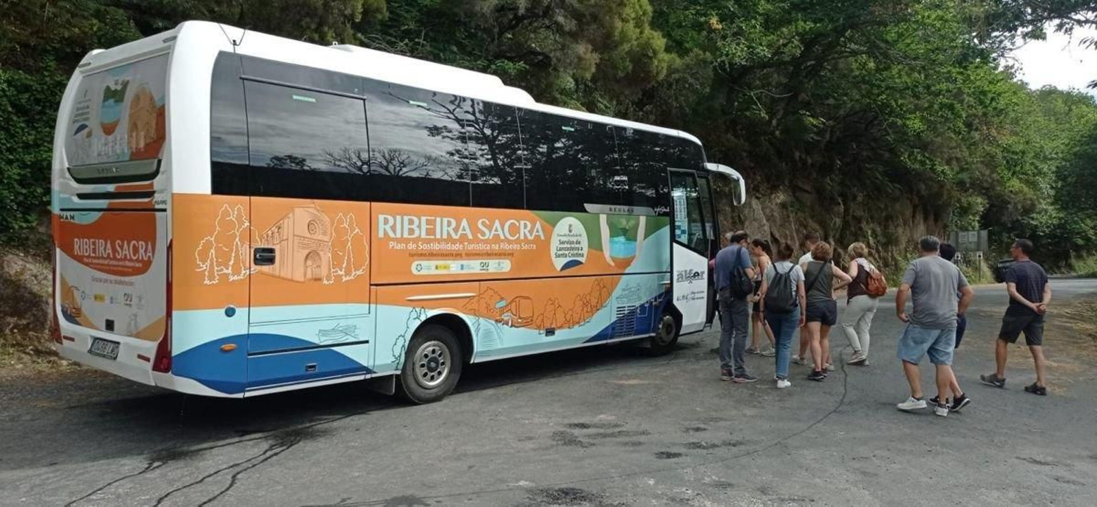 Uno de los autobuses turísticos de la Ribeira Sacra.