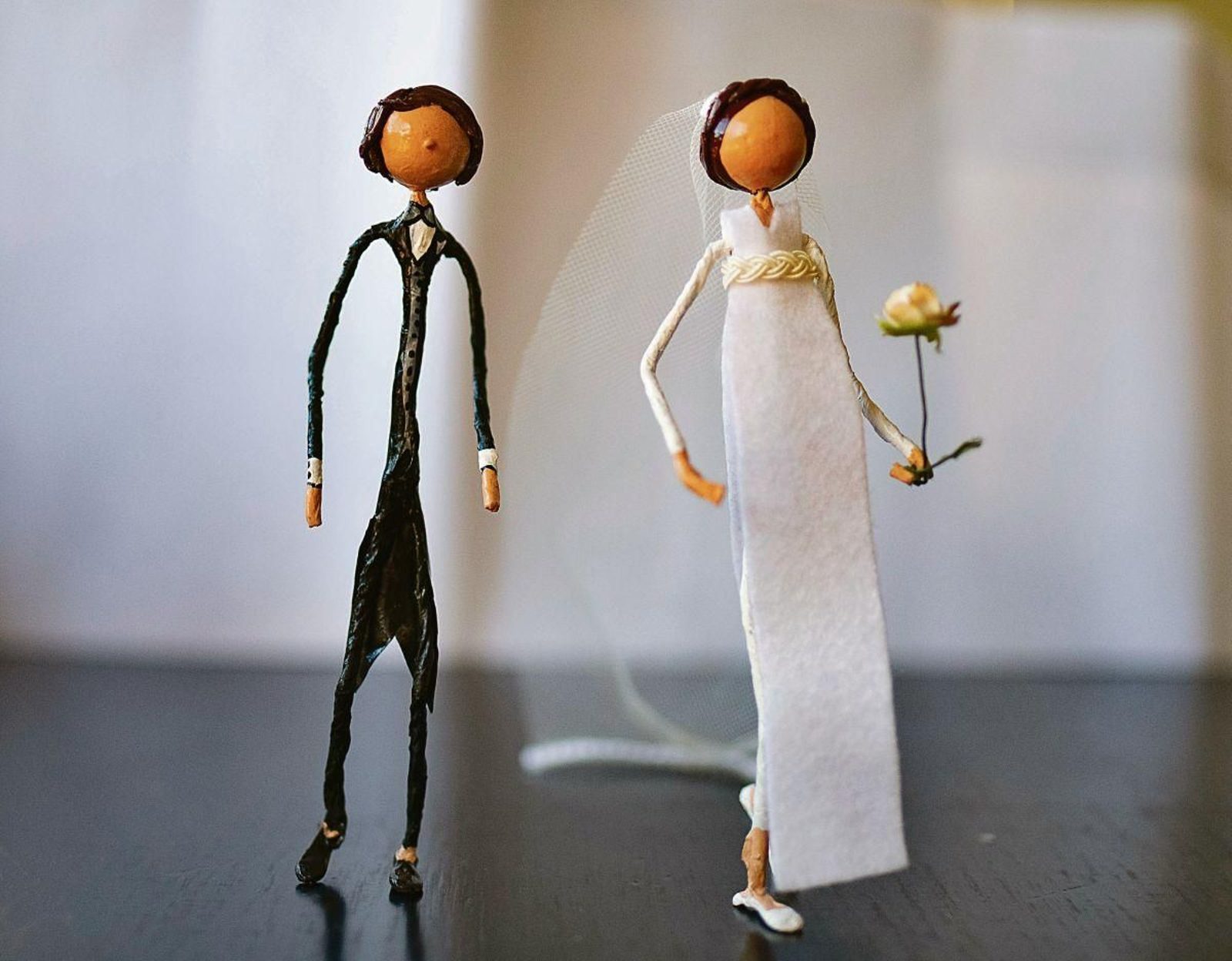 La pareja más minimalista de la colección comprada en un mercado de artesanía.