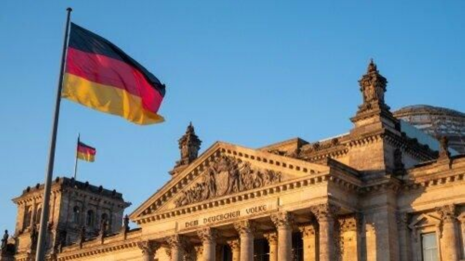 El edificio del Bundestag, Parlamento de la República Federal de Alemania, con la bandera alemana ondeando afuera. (Foto: Europa Press)