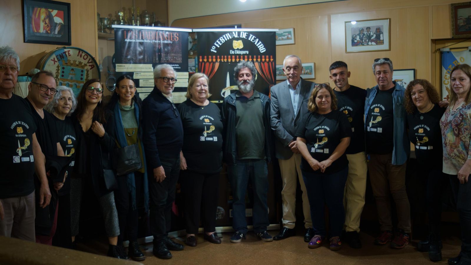 Mogo con el elenco teatral de la obra "Los Habitantes" y directivos del Centro Betanzos.
