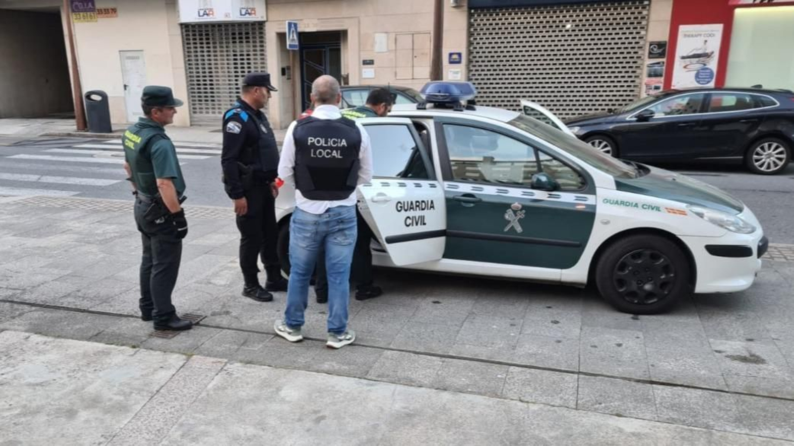 El investigado, en el momento de su detención por la Guardia Civil y Policía Local.