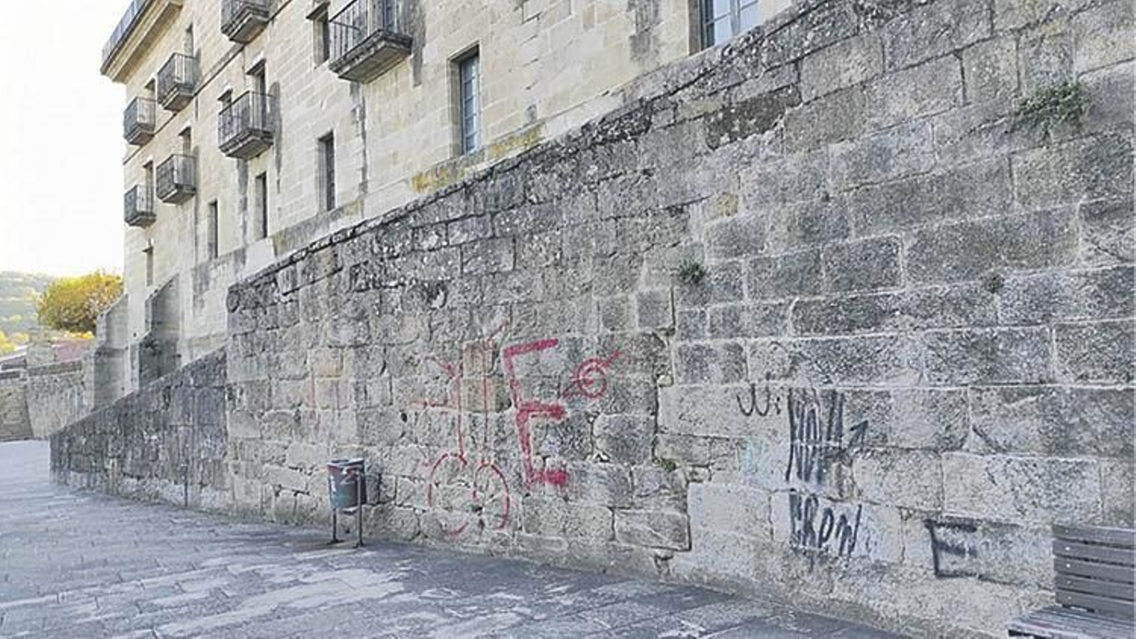Imagen de este viernes en la que se ven las pintadas del Monasterio de Celanova, el Concello trabaja en su supresión.
