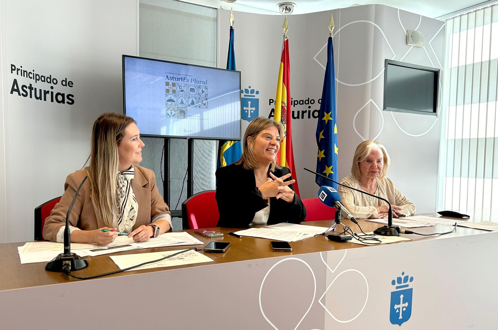 La vicepresidenta en el centro de la imagen, junto a la directora general de Emigración y la presidenta del Consejo de Comunidades Asturianas