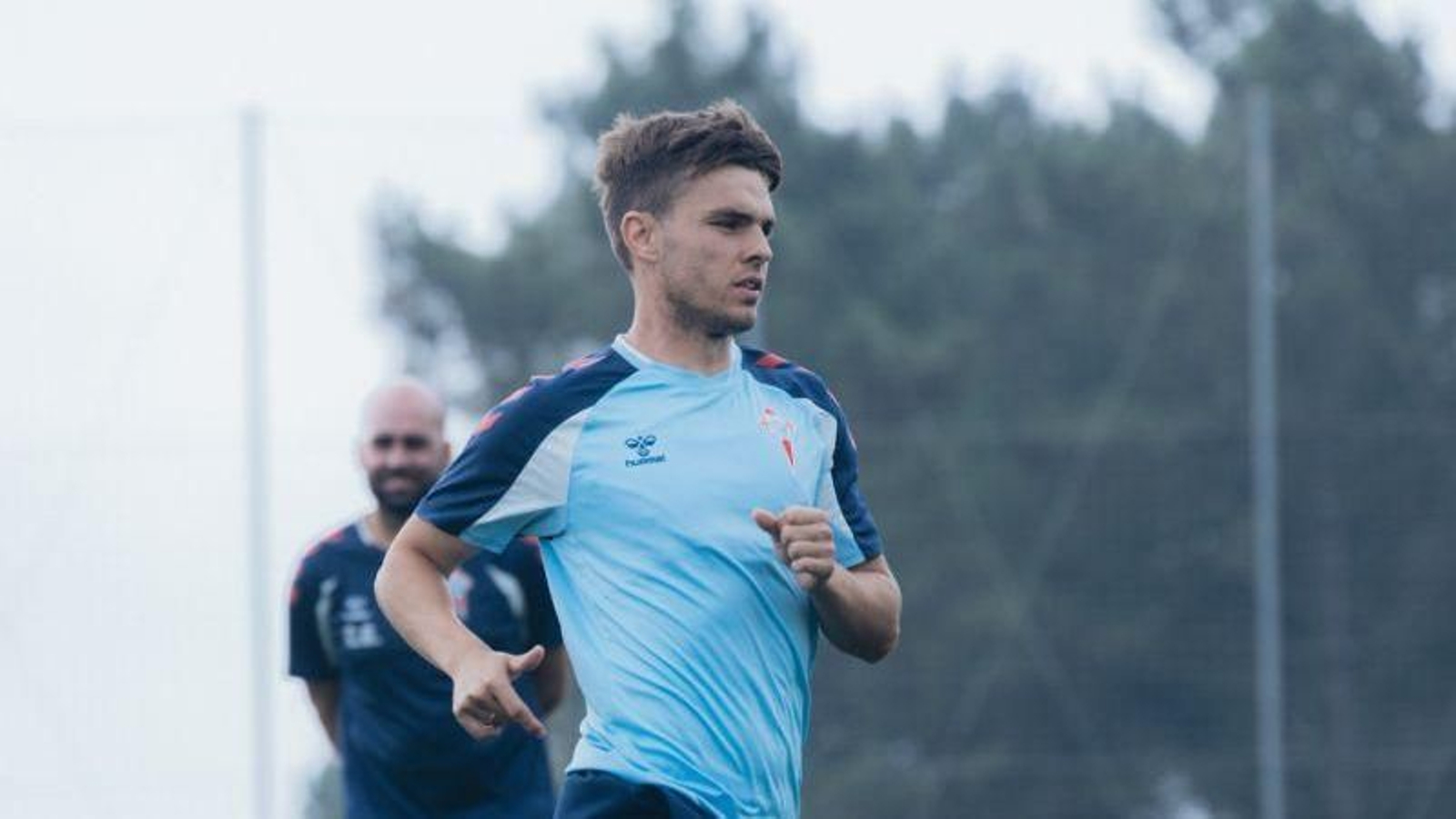 Febas corre en un entrenamiento bajo la mirada de Giráldez.