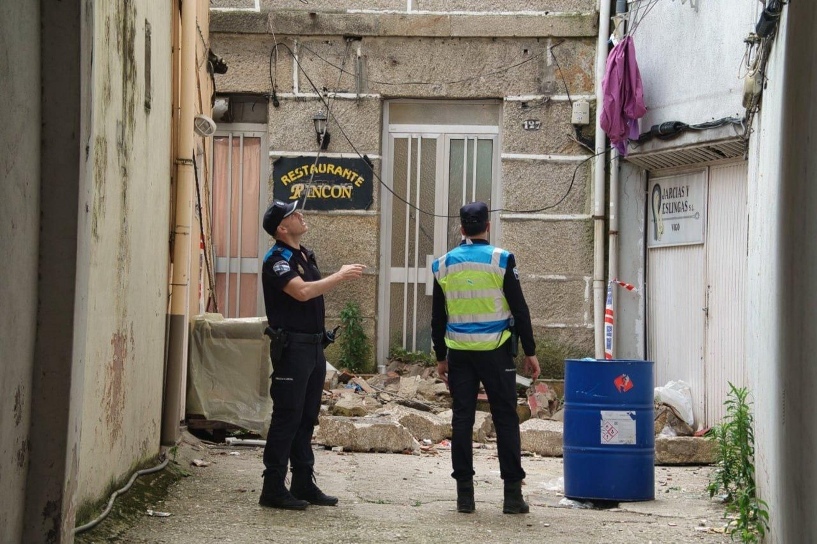 Inspección visual de la Policía Local del edifcio en el que ocurrió el accidente.