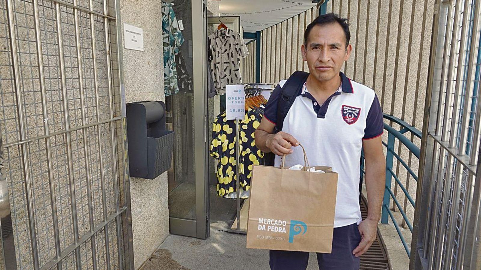 Juan Carlos compró una camisa.