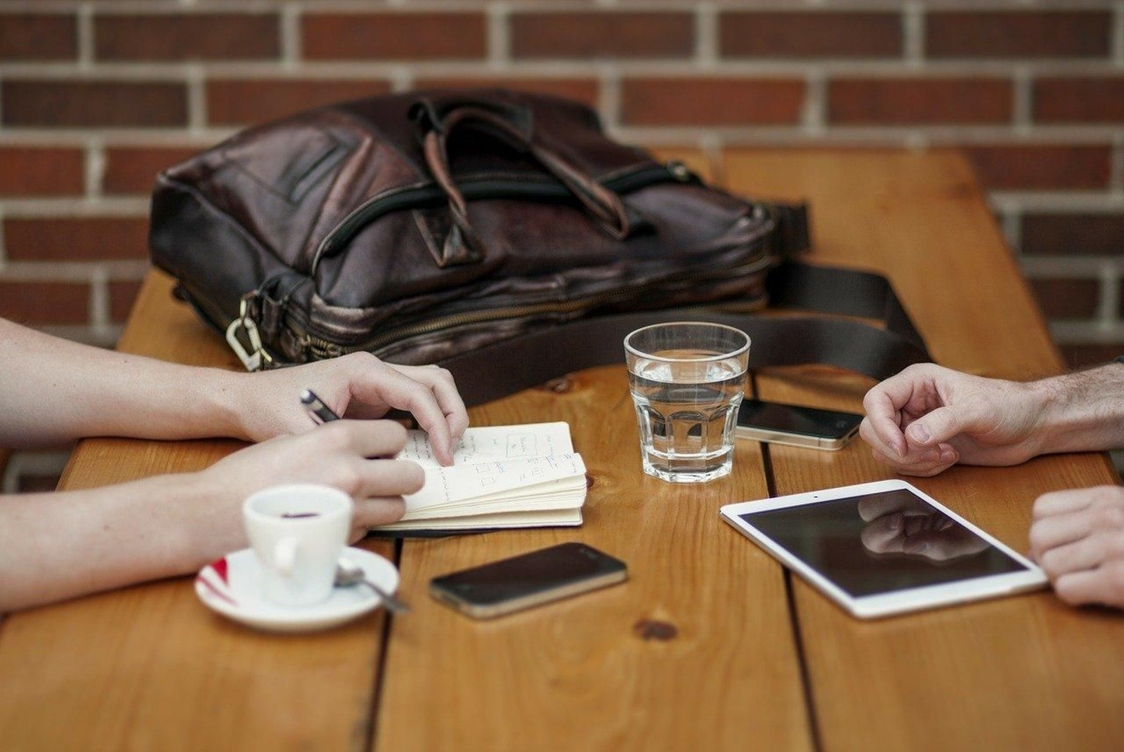 Dos teléfonos móvil, encima de una mesa. // Pixabay