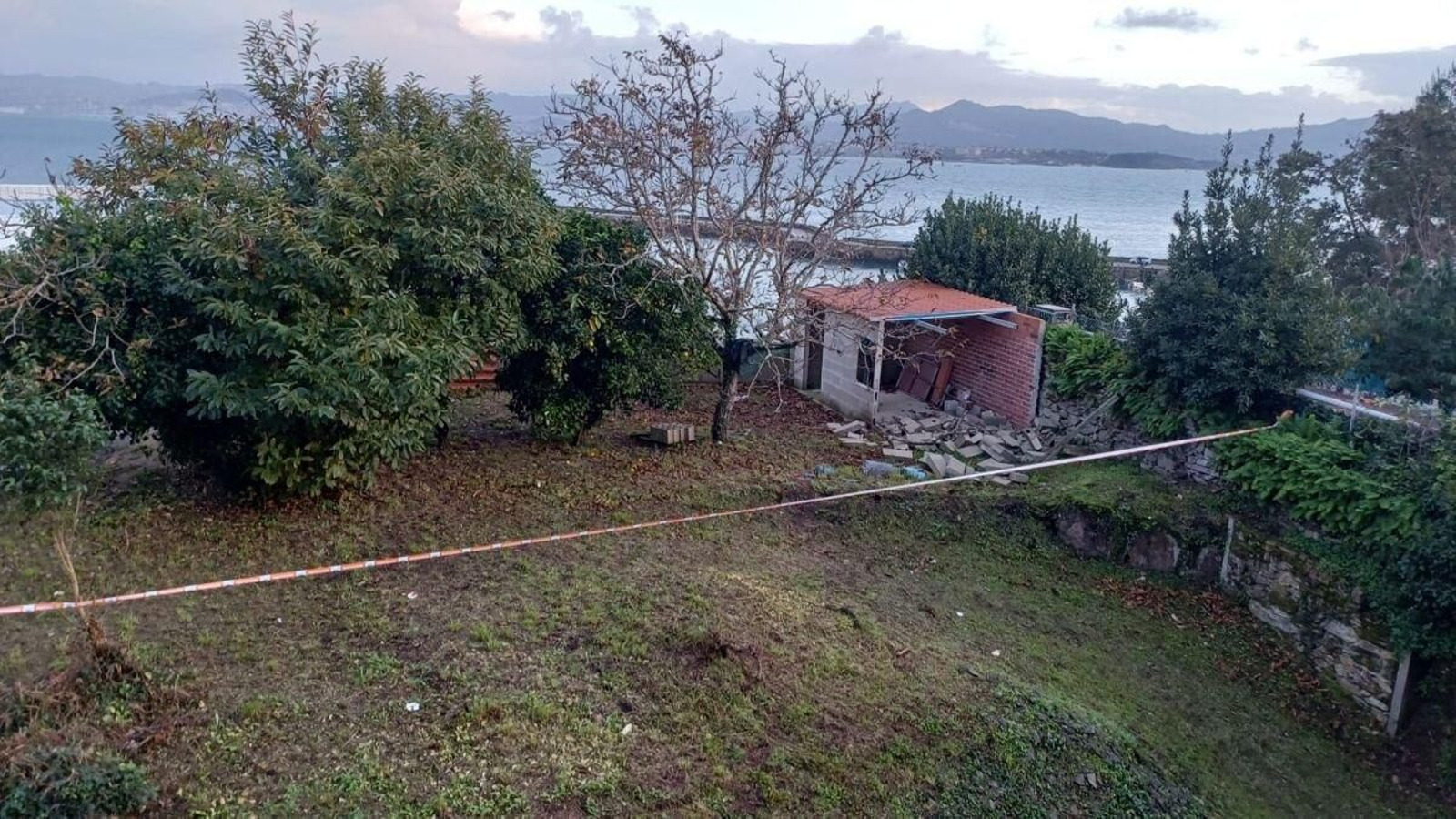 El galpón con orden de derribo, según los vecinos, con el precinto de Emergencias de Cangas.