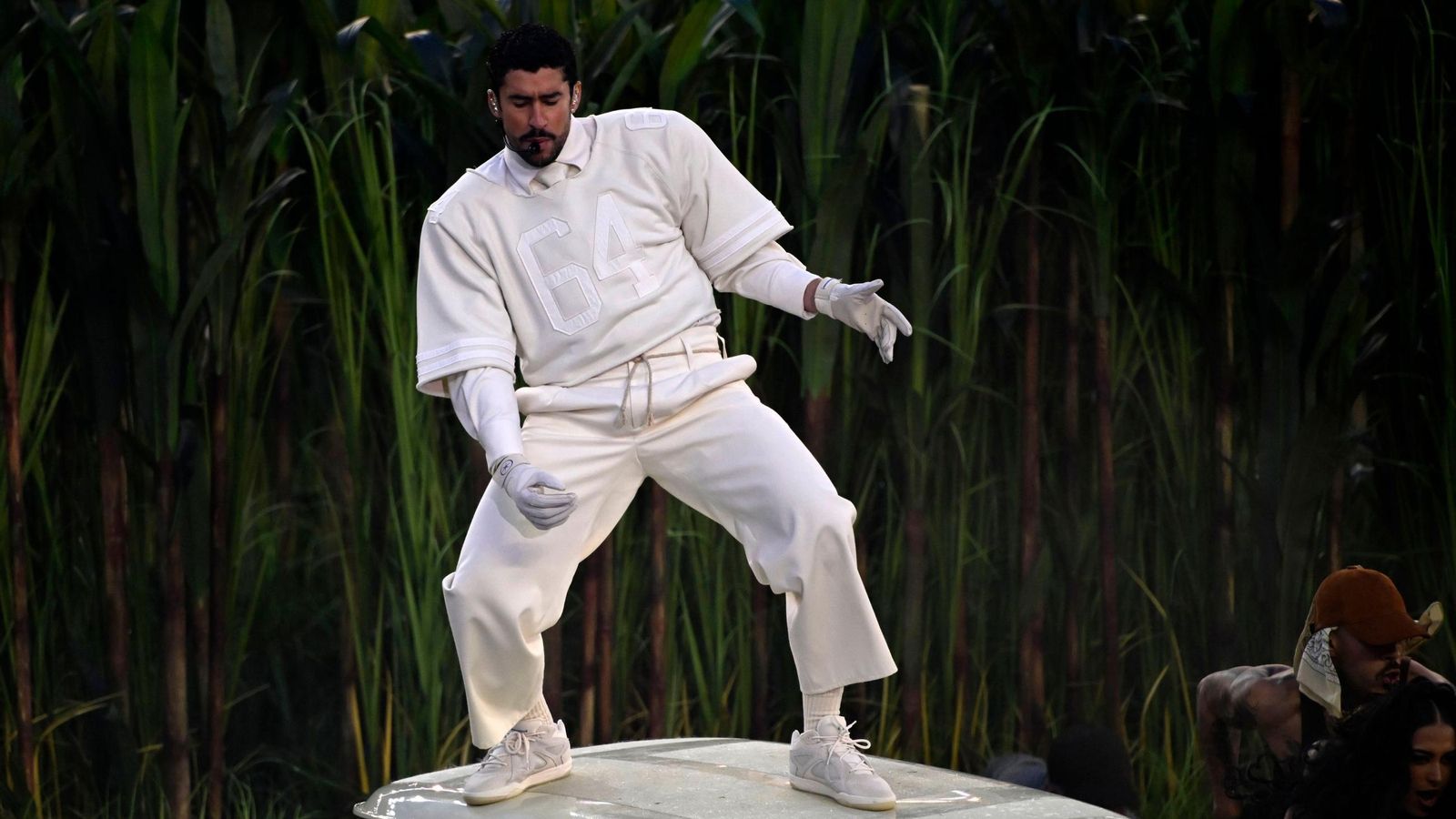Vesturio de Bad Bunny durante su presentación en el Super Bowl de la NFL.