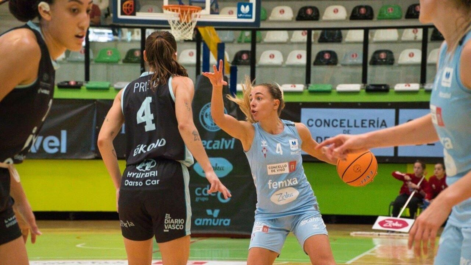 Una imagen del último duelo del Celta de baloncesto en Navia.