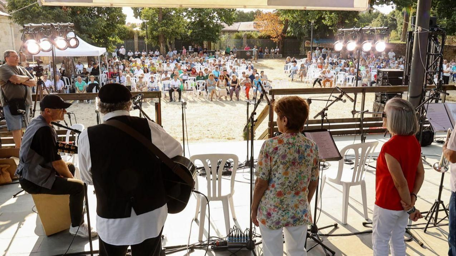 La jornada inaugural del certamen Os Nosos Barrios trajo a los jardines del San Roque melodías populares cantadas por bandas de aficionados.
