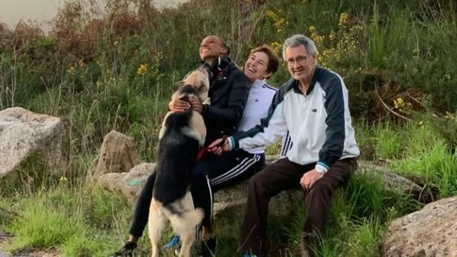 Ana Peleteiro con su familia y su perrita Lea.