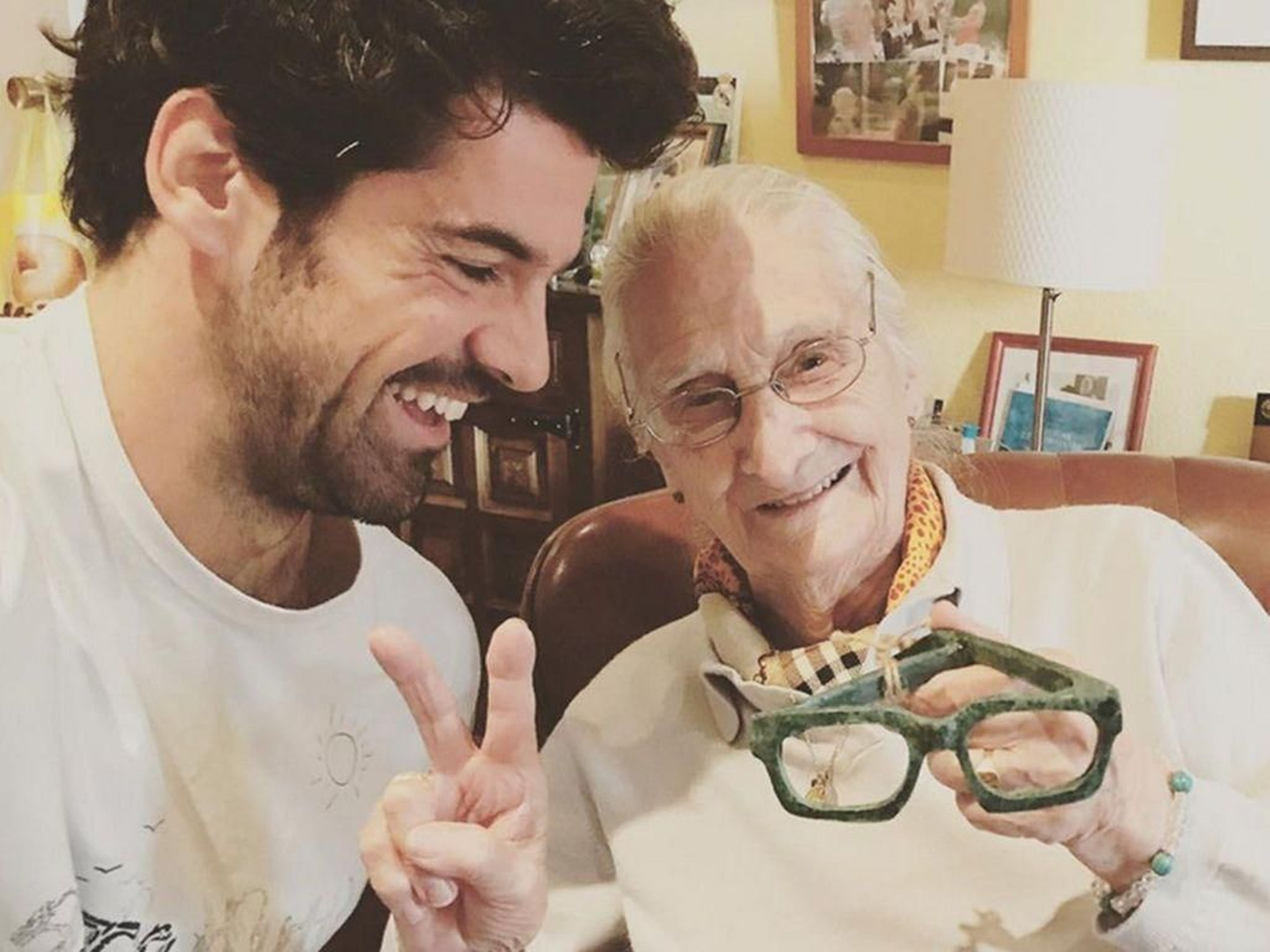 Miguel Ángel Silvestre y su "Tata" en una publicación de Instagram.