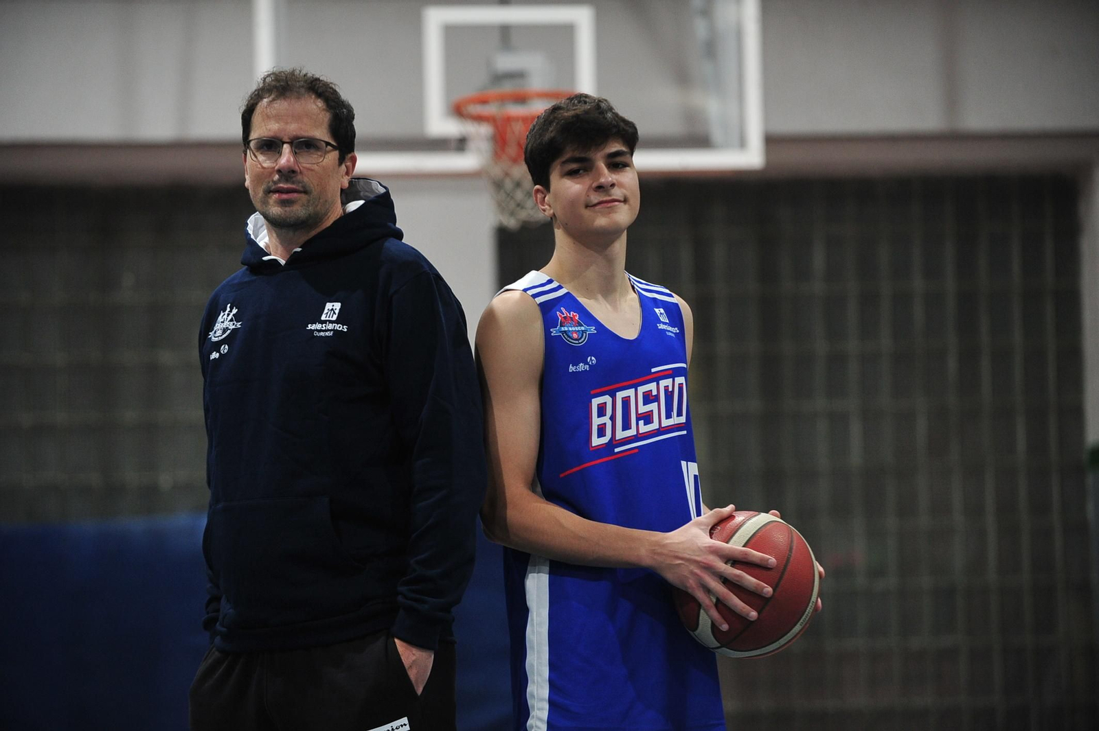 Isaac Vázquez, con su padre Sony, en la cancha de Salesianos antes de un entrenamiento.
