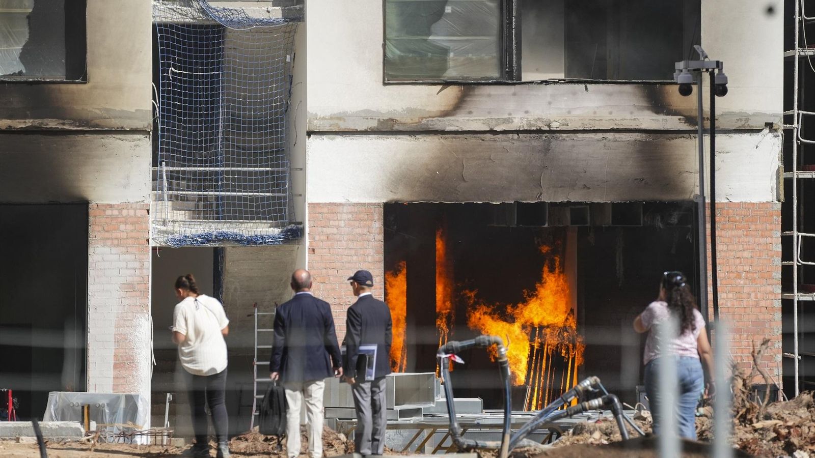 Imagen del incendio en el antiguo complejo de Altadis en el que está construyendo un hotel, en Sevilla.