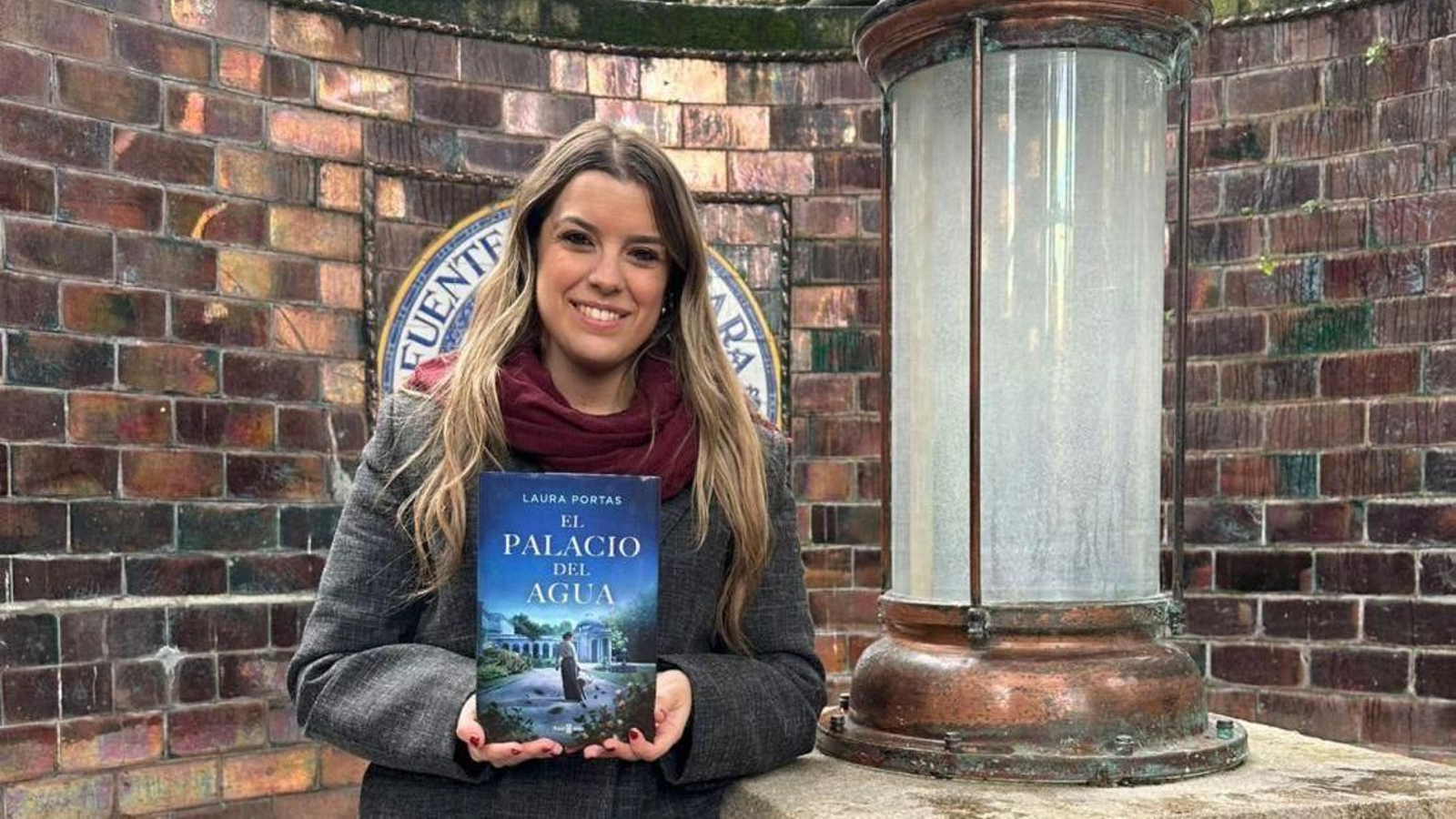 Laura Portas y su libro en la Fuente de Gándara de Balneario de Mondariz.