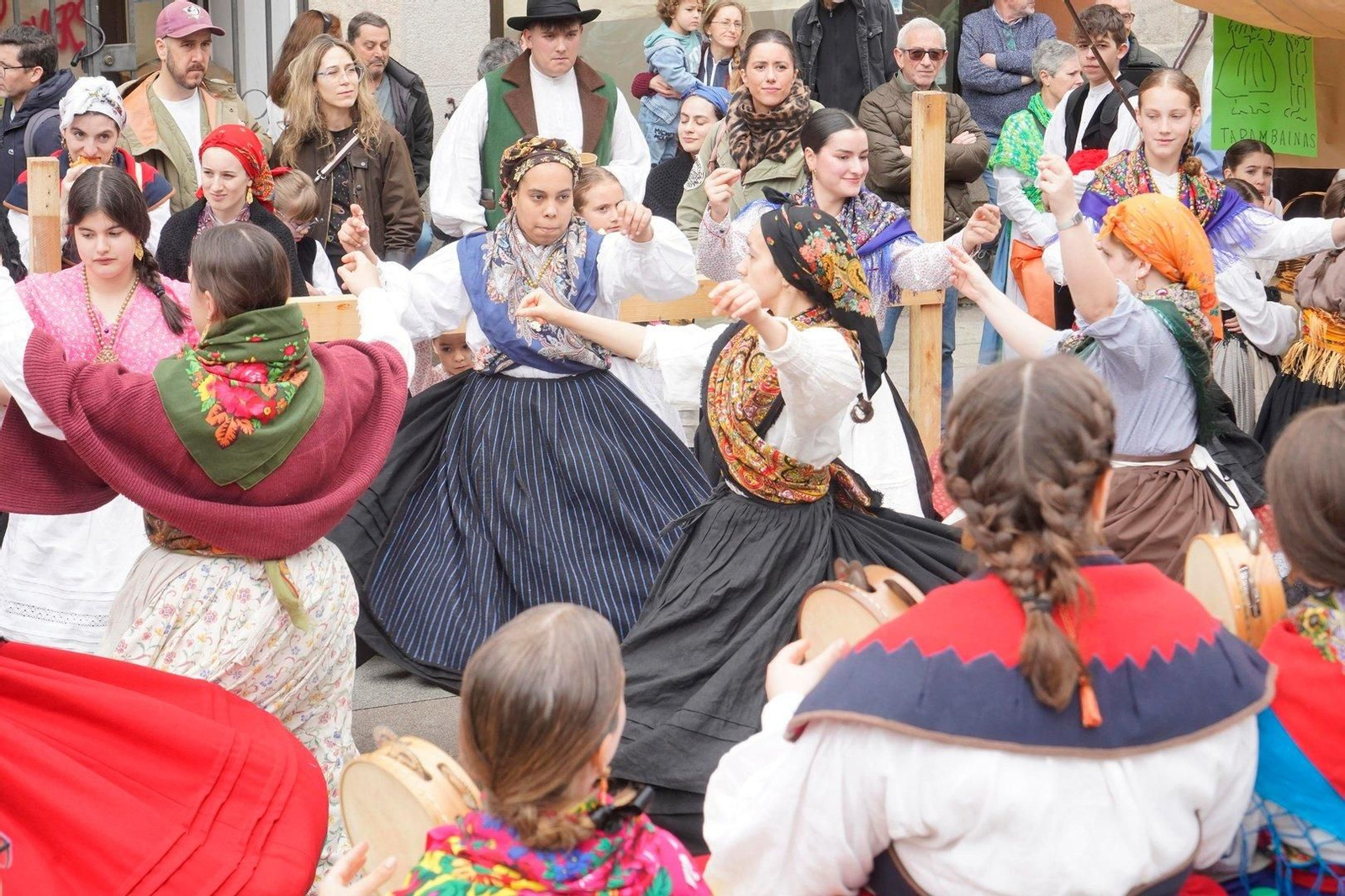 Gente vestida de época por la Reconquista.