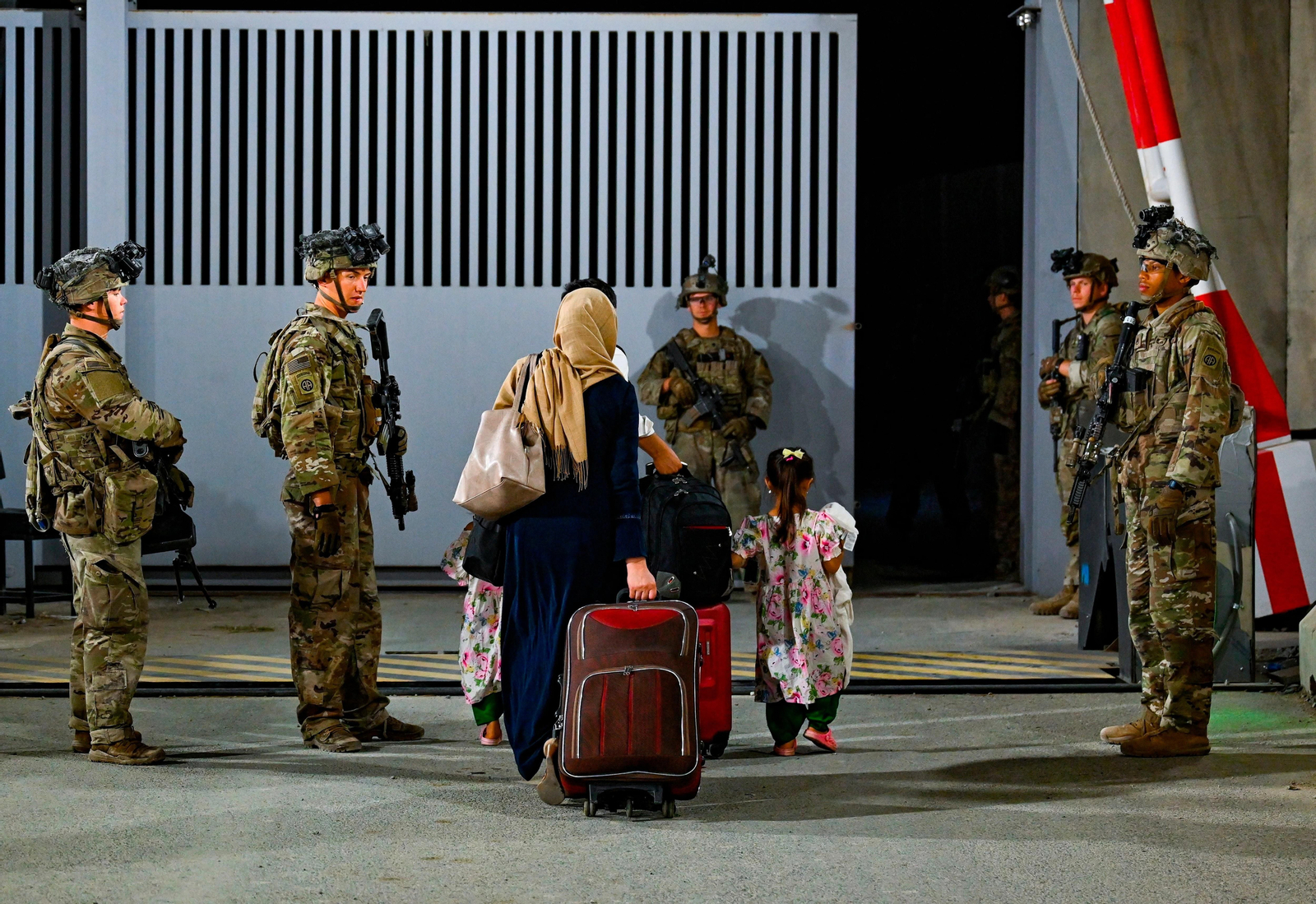 Una familia afgana abandona el país desde el aeropuerto de Kabul.