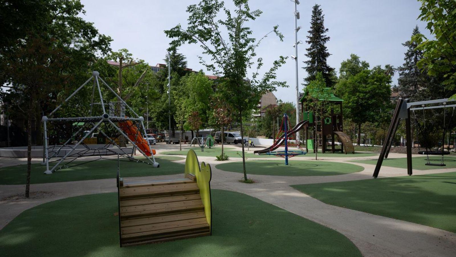 Un parque infantil dentro del entorno del Jardín del Posío