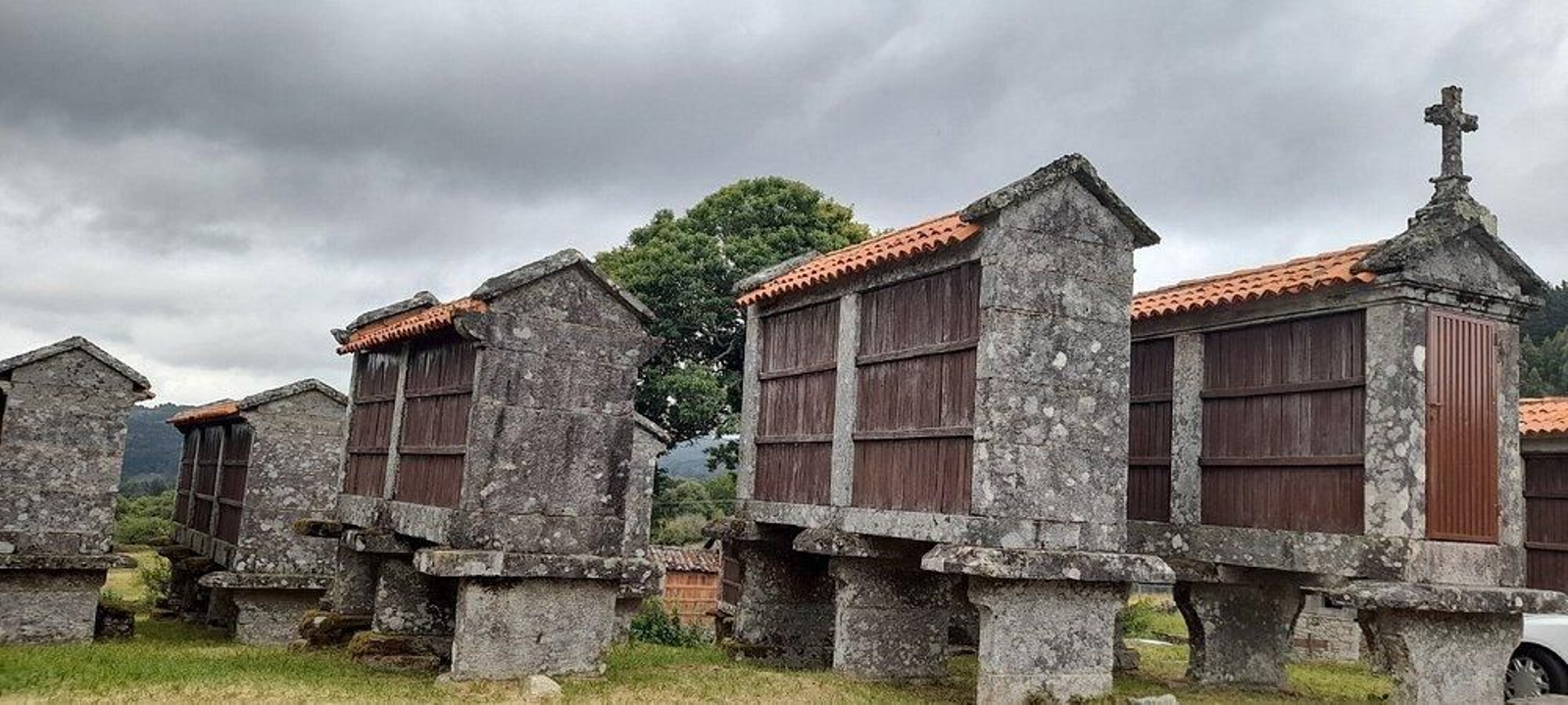 Hórreos De Eira Da Ermida.