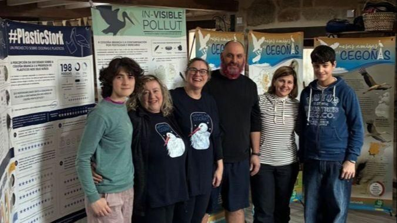 Amigos de las Cigüeñas junto a los carteles infográficos.